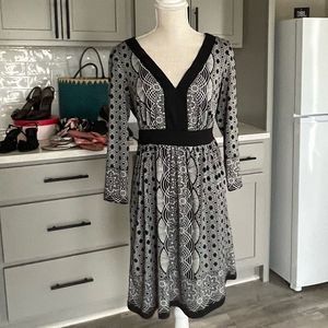 eci New York V-Neck Dress in Modern Black and White Print Tie Back Size Medium